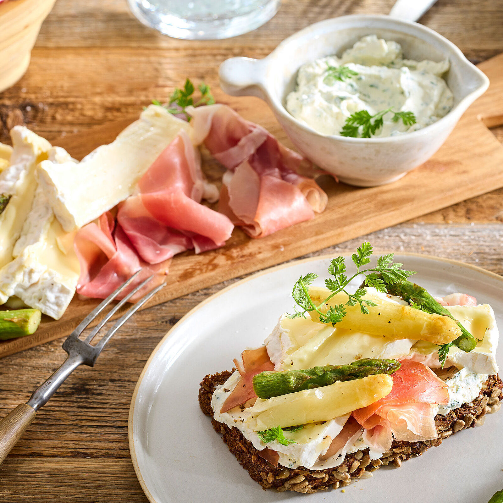 Camembert-Schinken-Stulle mit Spargel