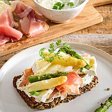 Stulle Rezept mit Camembert ► Frisch belegte Stulle mit Camembert, Schinken und Spargel auf einem Teller serviert