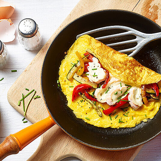 Omelett Rezept mit Saint Albray Käse und einem mediterranen Paprika-Zuccini Mix