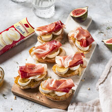Crostini mit Géramont und Schinken