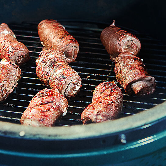 Rezept für Steakrollen vom Grill gefüllt mit Feigen und Chavroux Ziegenfrischkäse