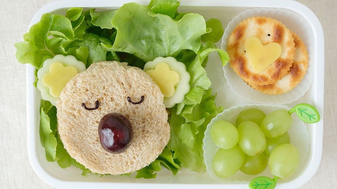 Koala-Pausenbrot mit Obst, Gemüse und Käse. 
