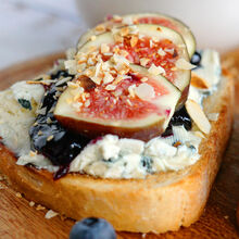 Weißbrotstulle mit Blauschimmelkäse und Feigen Weißbrotstulle mit Blauschimmelkäse und Feigen