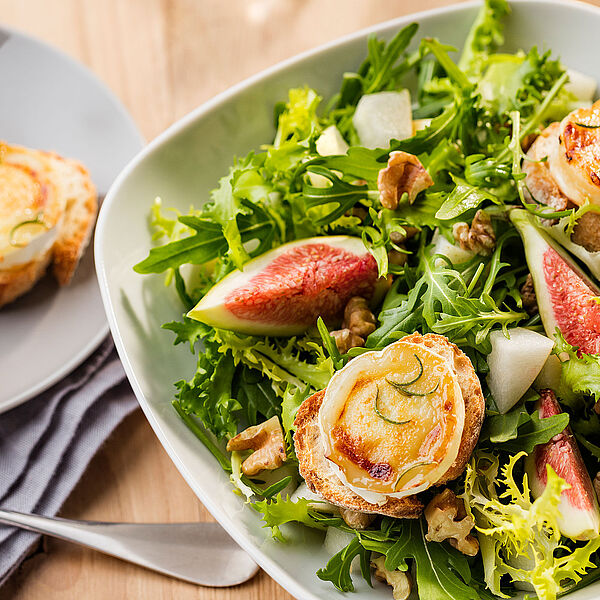 Bunter Salat mit Ziegenkäse, Walnüssen, Birnen, Feigen, Honig und Baguette 