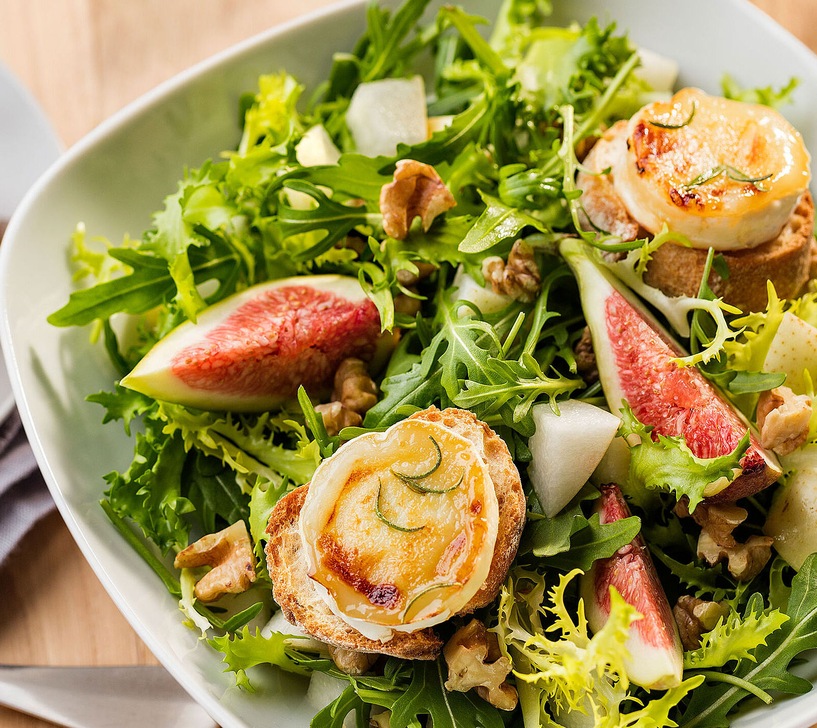 Bunter Salat mit Ziegenkäse