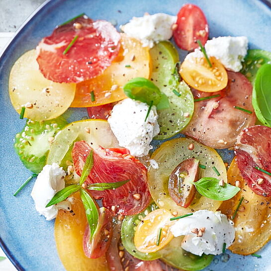 Bunter Tomatensalat mit Frischkäsenocken