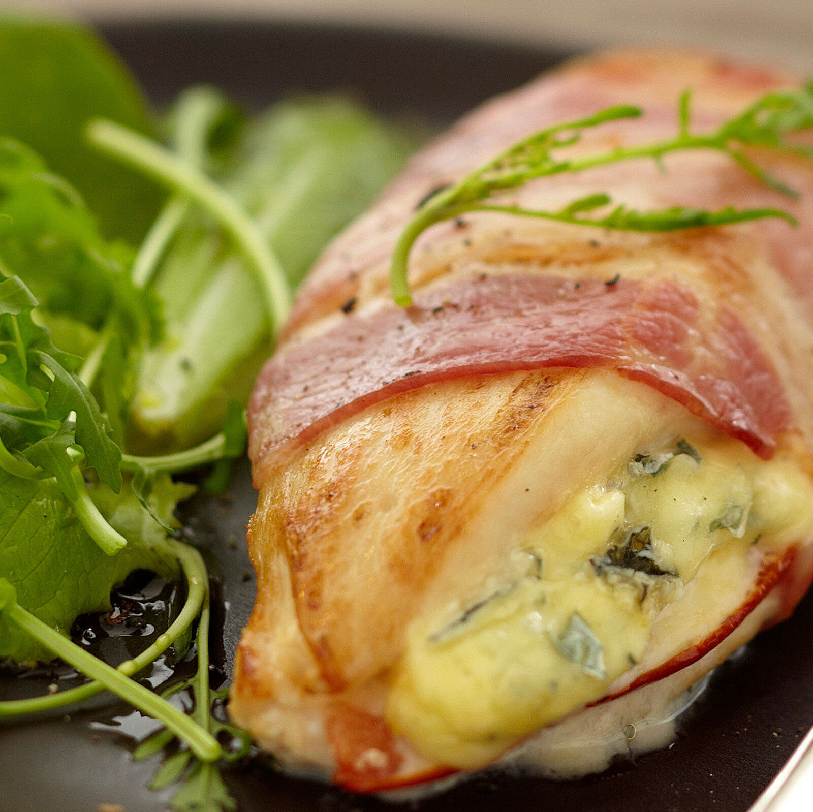 Gefüllte Poularden-Brust mit Rochebaron Blauschimmelkäse
