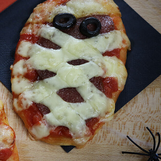 Halloween Mumien-Käse-Pizzen 