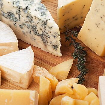 Nützliches Wissen über das Einfrieren von Käse. Einige Sorten lassen sich hervorragend einfrieren.