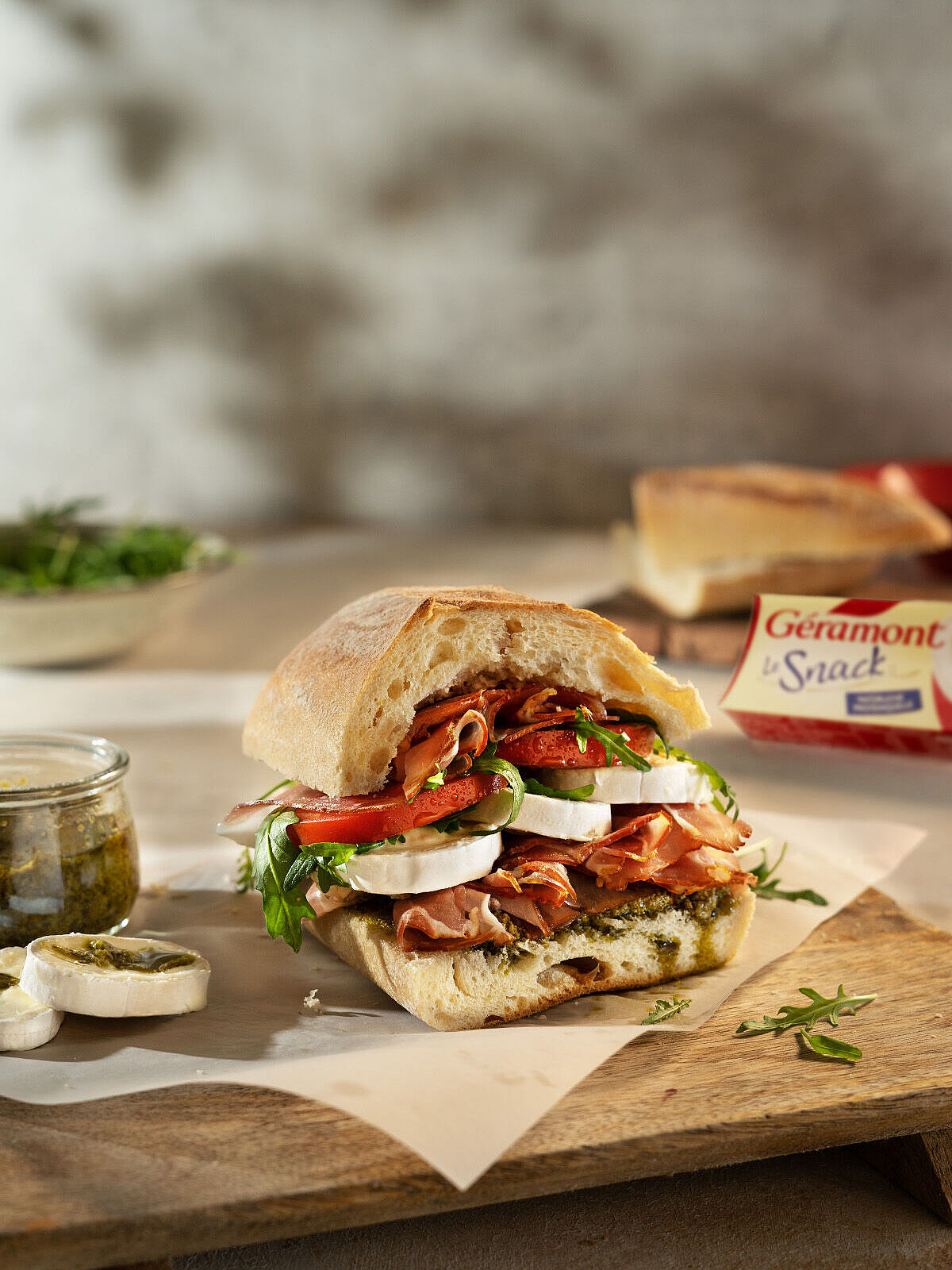 Sandwich mit Schinken und Basilikumpesto