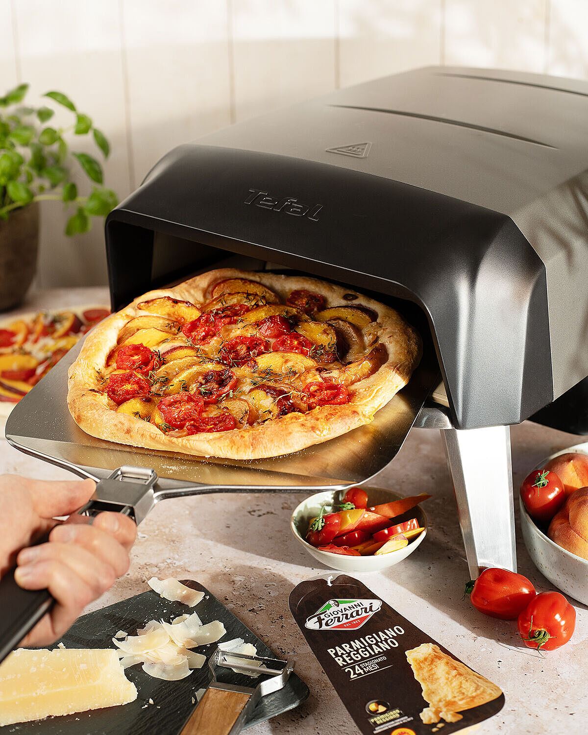 Sommerliche Pizza mit Kirschtomaten und Pfirsich