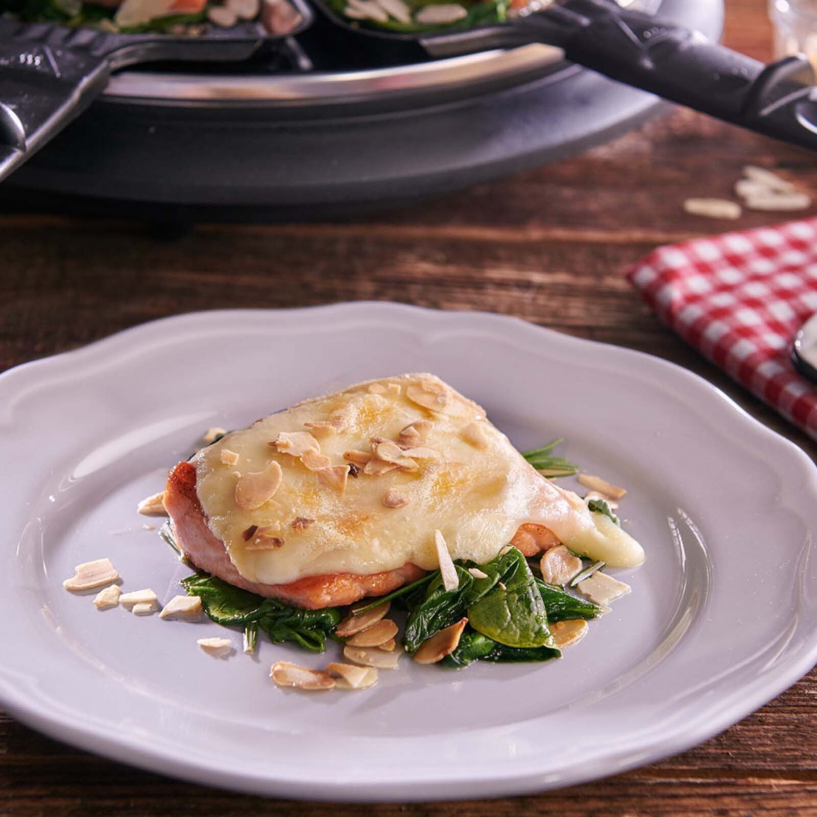 Raclette mit Lachsfilets und Spinat