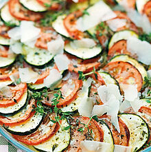 Frischer Tomaten Zucchini Gratin mit Käse (Grana Padano Riserva) aus dem Backofen