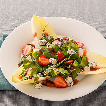 Salat mit Blauschimmelkäse und Erdbeeren