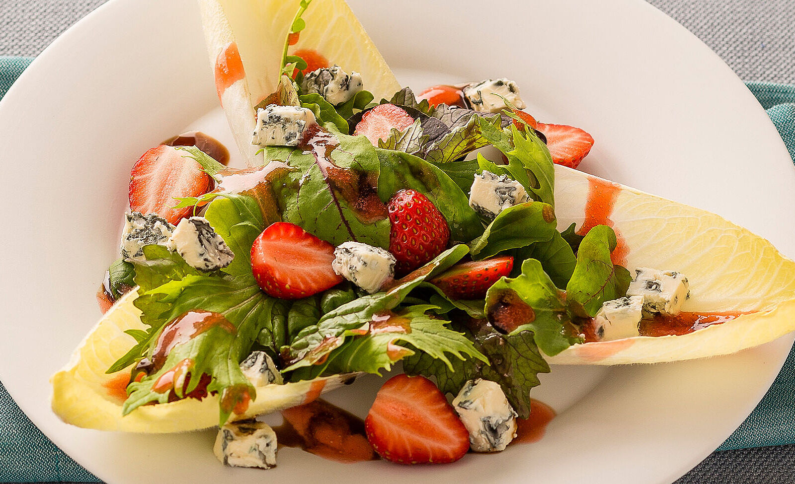 Salat mit Blauschimmelkäse und Erdbeeren