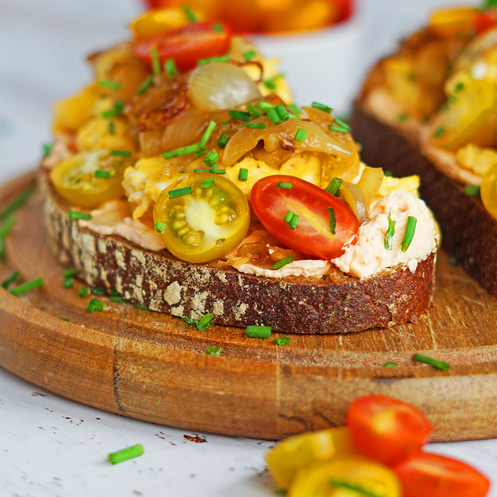 Zwiebelbrot mit Ei und Tomate