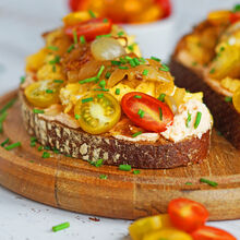 Zwiebelbrot mit Ei und Tomate