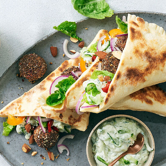 veganer doener mit bohnen falafel und bresso rezept