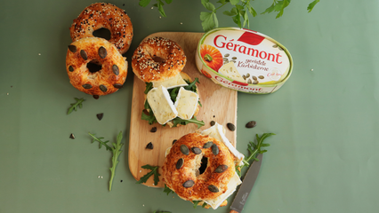 Proteinbagel mit Géramont mit gerösteten Kürbiskernen