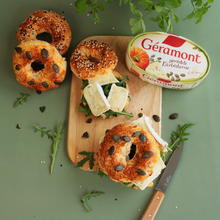 Proteinbagel mit Géramont mit gerösteten Kürbiskernen