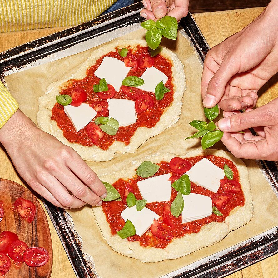 Die leckere Alternative zur Pizza: Vegane Pinsa Margherita mit HOPE Cremozza ist außergewöhnlich luftig leicht. 