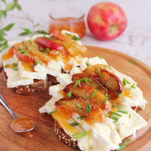 Camembertstulle mit karamellisiertem Apfel und Mango-Chutney