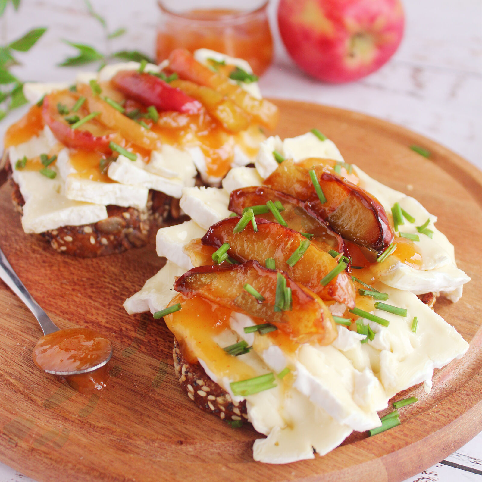 Camembertstulle mit karamellisiertem Apfel und Mango-Chutney