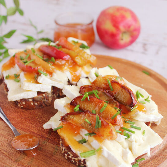 Camembertstulle mit karamellisiertem Apfel und Mango-Chutney Camembertstulle mit karamellisiertem Apfel und Mango-Chutney