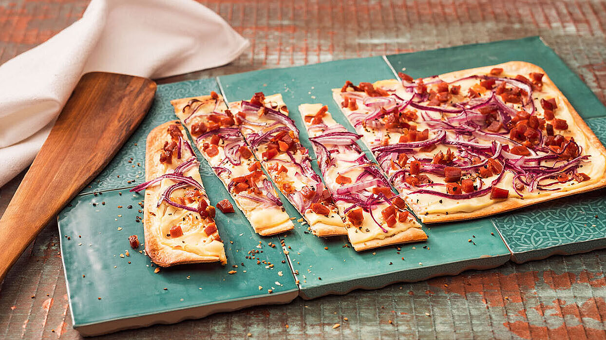 Rezept Flammkuchen mit Schinken, Zwiebeln und Brunch