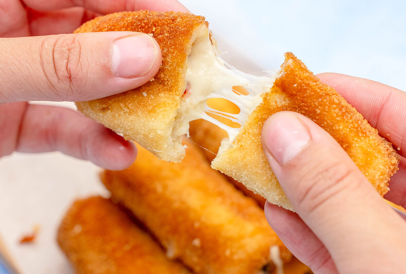 Knusprige Toast-Röllchen mit Käse
