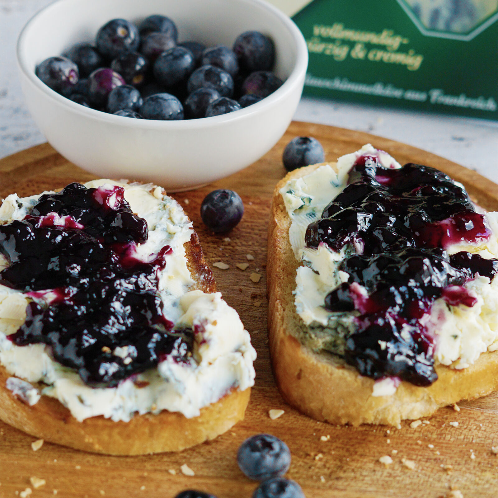 Knusprige Stulle mit Blauschimmelkäse und Heidelbeere
