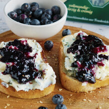 Geröstete Stulle mit Blauschimmelkäse und Heidelbeermarmelade Geröstete Stulle mit Blauschimmelkäse und Heidelbeermarmelade