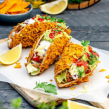 Der Taco Trend: Knusprige Crispy Tacos gefüllt mit würzigem Hackfleisch, frischen Tomaten, Eisbergsalat und cremiger Avocado-Sauce.