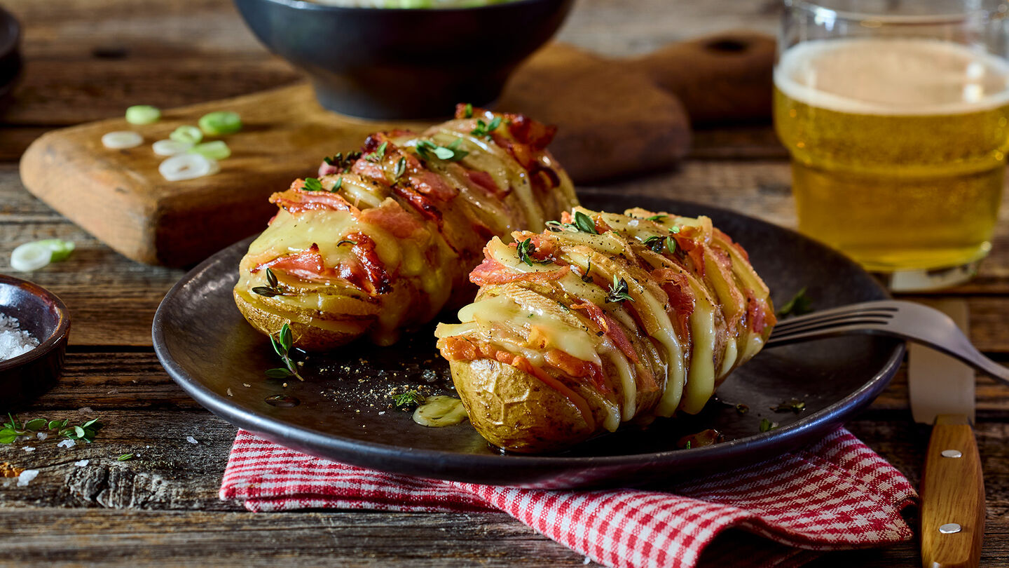 Gefächerte Ofenkartoffel mit Speck und Raclette