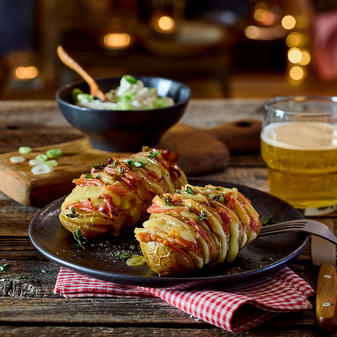 Gefächerte Ofenkartoffel mit Speck und Raclette