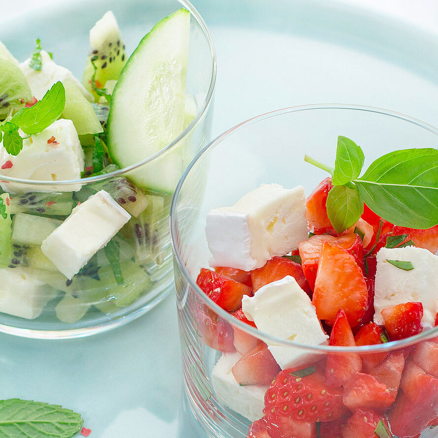 Rezept für fruchtigen Käse-Salat mit Erdbeeren, Kiwi und frischer Minze