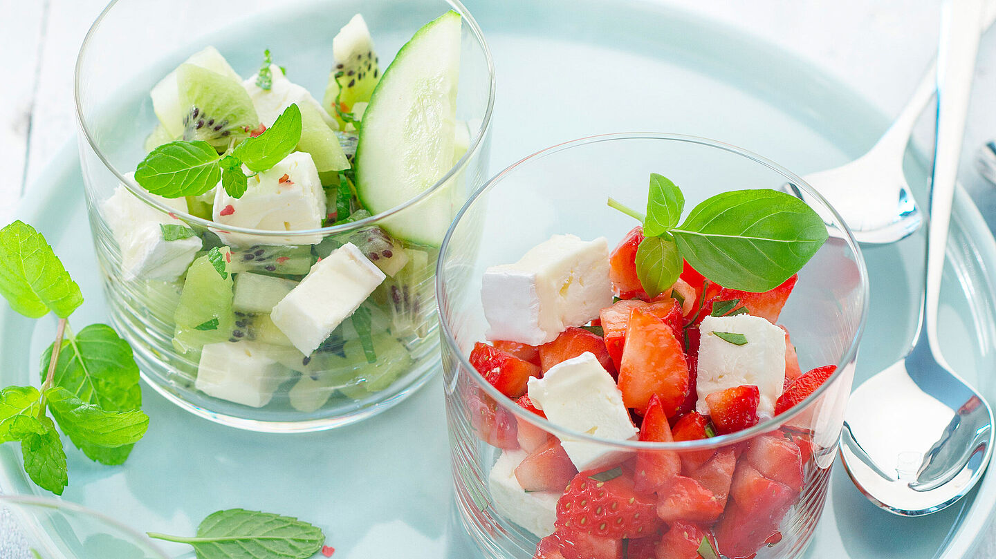Rezept für fruchtigen Käse-Salat mit Erdbeeren, Kiwi und frischer Minze