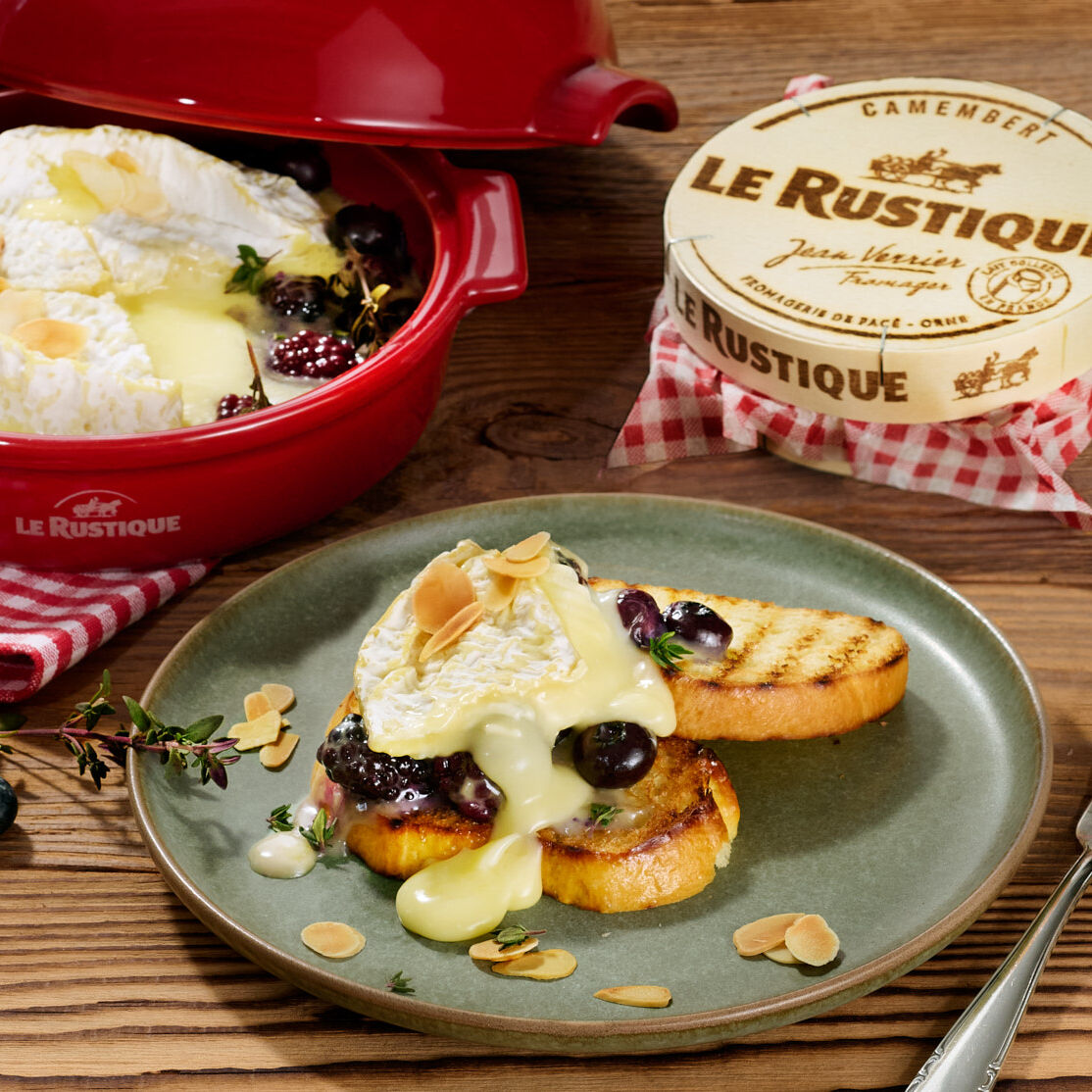 Camembert vom Grill mit Beeren & Brioche