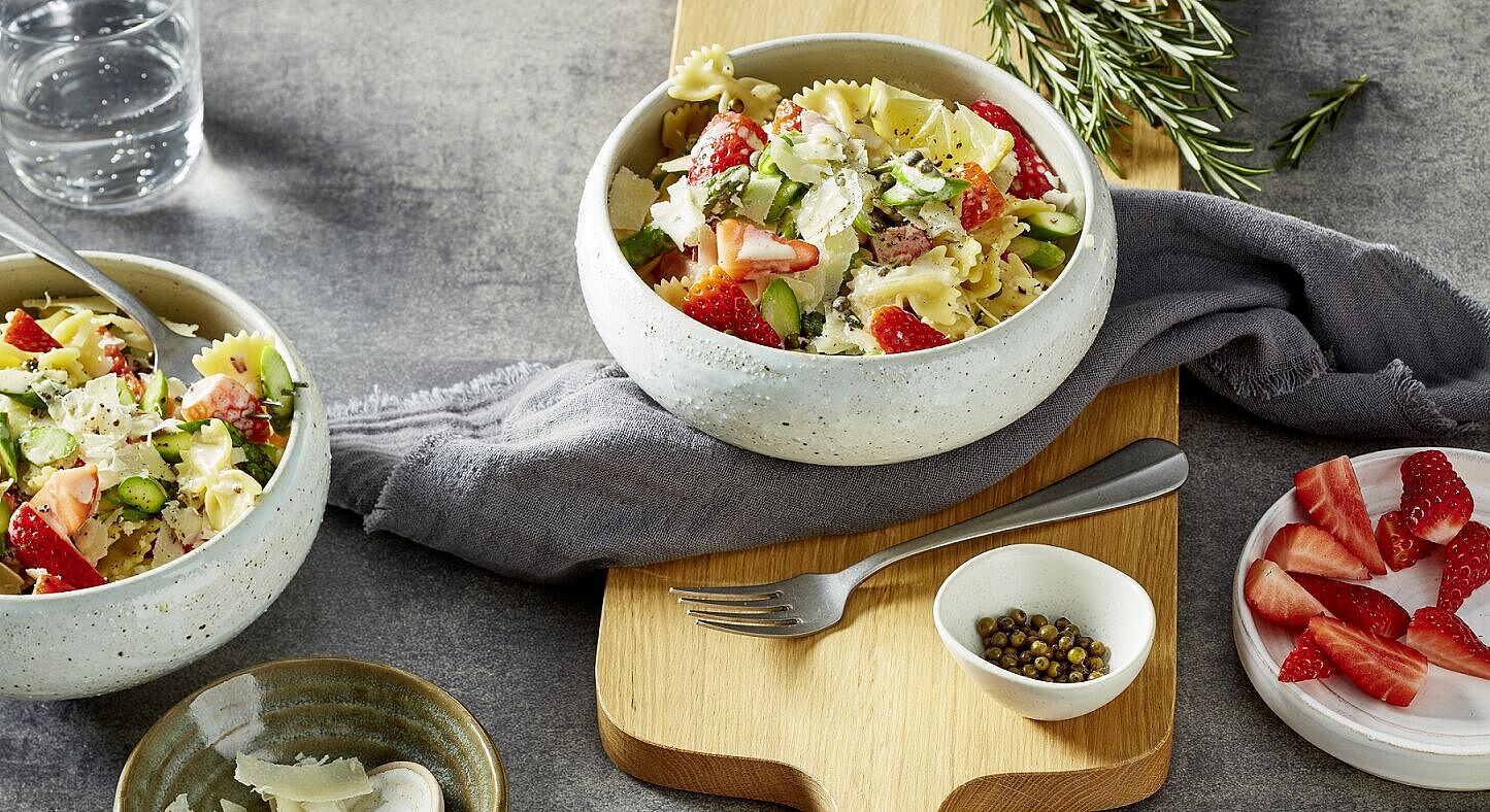Nudelsalat mit Spargel und Erdbeeren