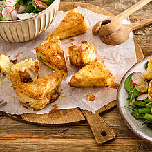 Camembert-Ecken im Filoteig mit Spinatsalat