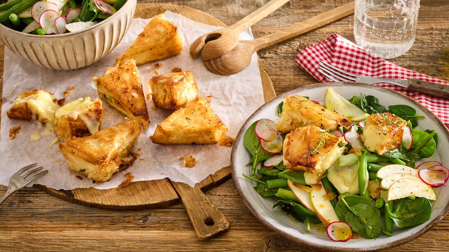 Camembert-Ecken im Filoteig mit Spinatsalat