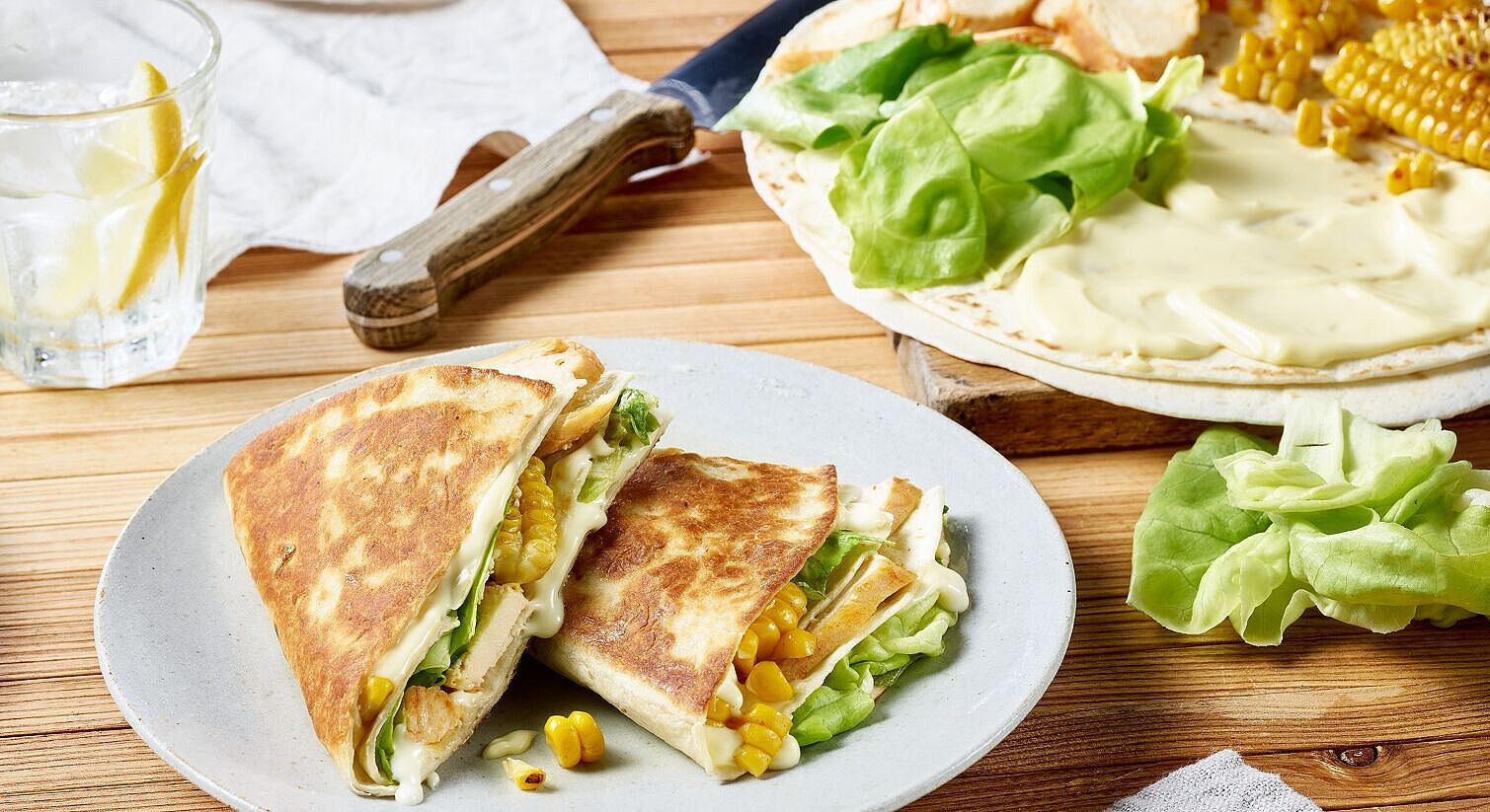 Tortilla-Sandwich mit Hähnchen und Mais