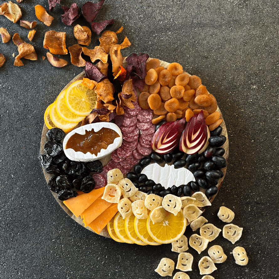Farbenfrohes Halloween Snackboard mit Géramont, British Heritage Premium Cheddar Mature, Trockenfrüchten und Snacks. 