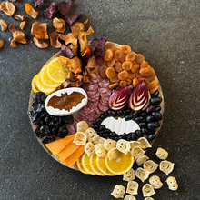 Farbenfrohes Halloween Snackboard mit Géramont, British Heritage Premium Cheddar Mature, Trockenfrüchten und Snacks. 