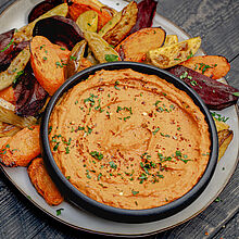 Cremiger Paprika-Käse-Dip mit Ofengemüse