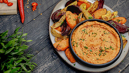 Cremiger Paprika-Käse-Dip mit Ofengemüse