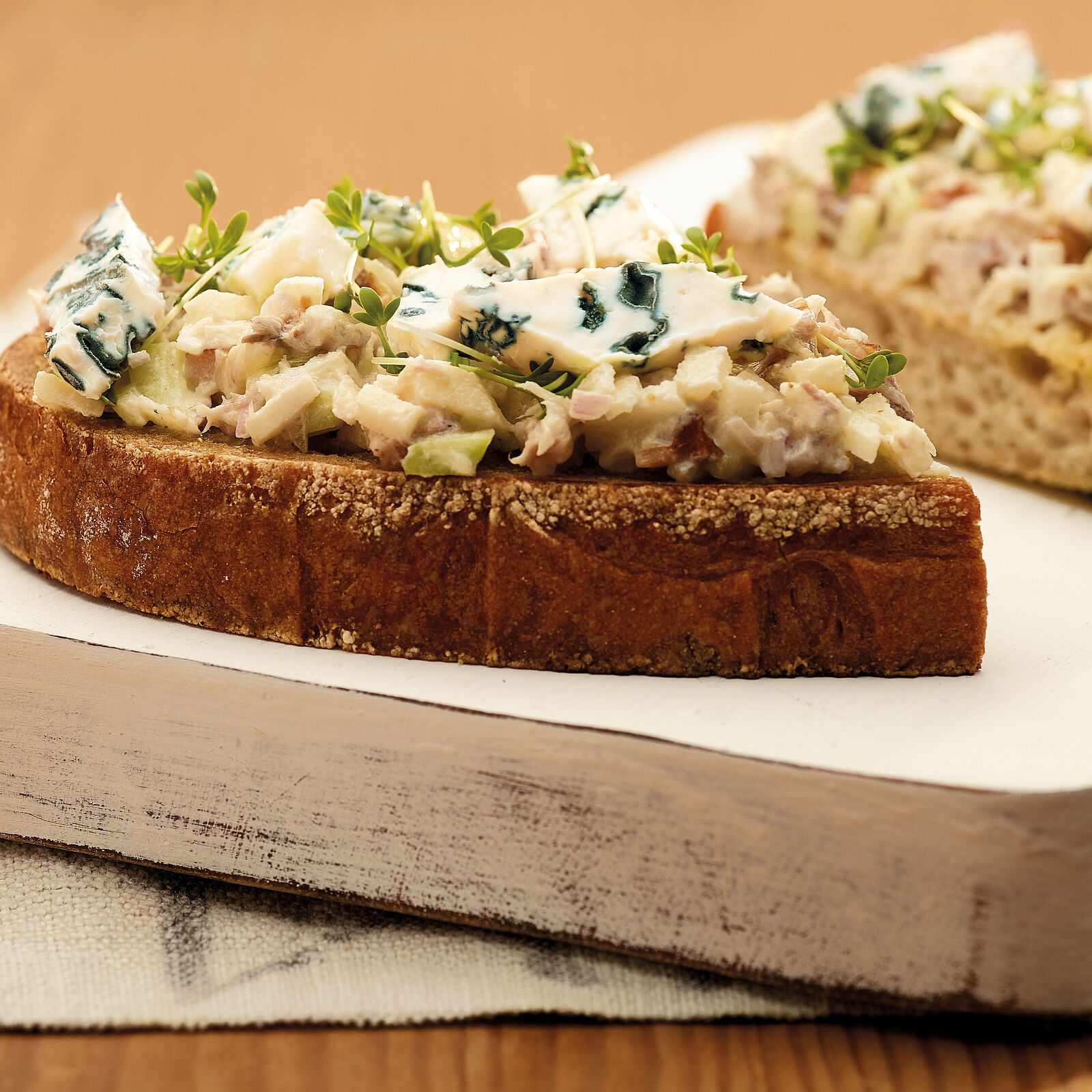 Tartine mit Saint Agur und Makrele