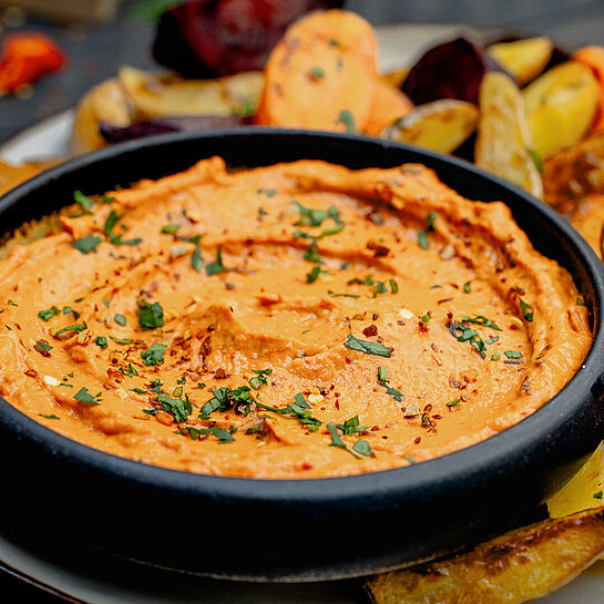 Cremiger Paprika-Käse-Dip mit Ofengemüse