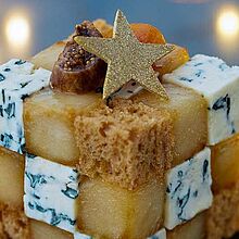 Weihnachtlich angerichtet wird der Zauberwürfel aus Lebkuchen, Birnen und Saint Agur zum Hingucker