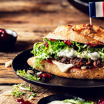 French Burger mit Ziegenfrischkäse